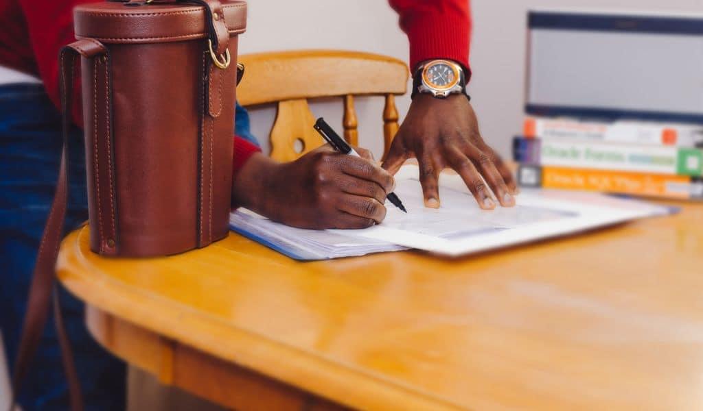 Signing a moving contract in Tennessee with a felt tipped marker